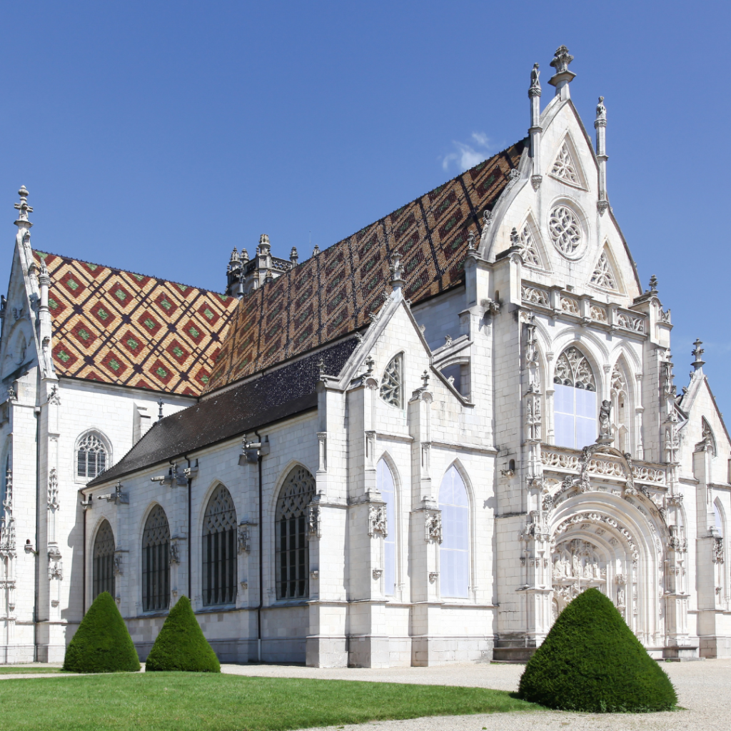 Vue latérale du monastère royal de Brou à Bourg-en-Bresse, architecture gothique remarquable