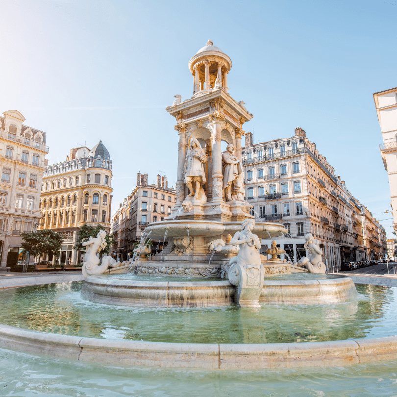 Fontaine des Jacobins au cœur du quartier Presqu’île à Lyon, entourée de bâtiments haussmanniens.