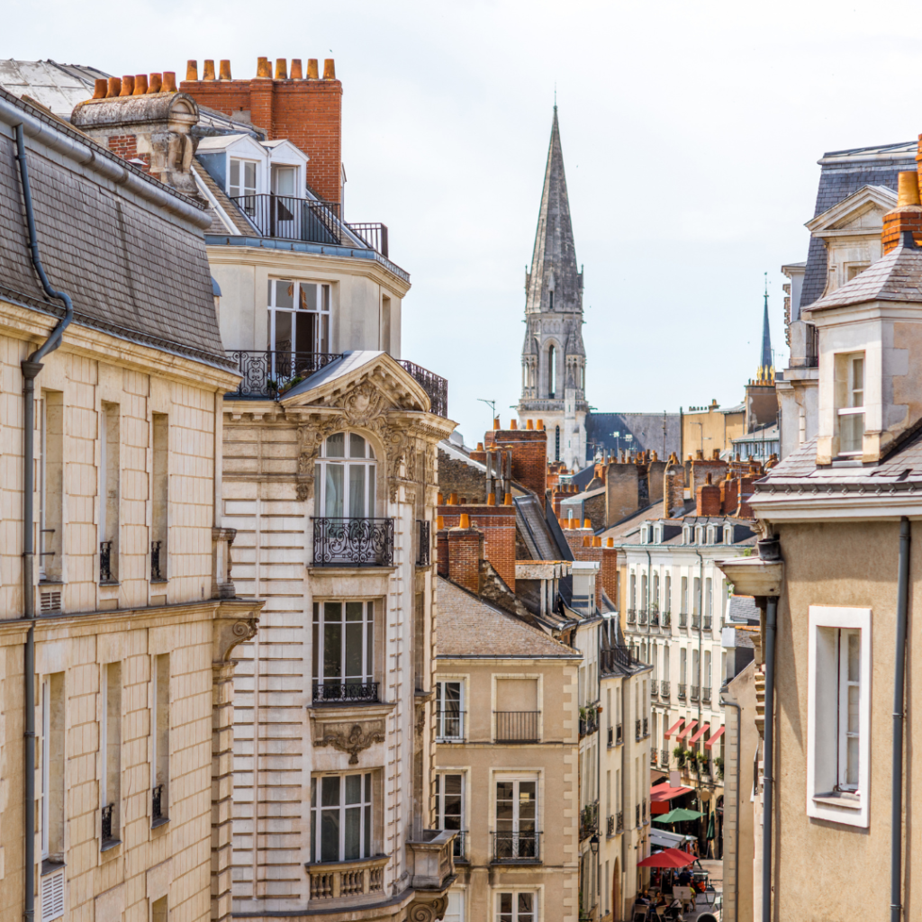 Vue sur les toits de Nantes avec la flèche néogothique de l’église Saint-Nicolas en arrière-plan